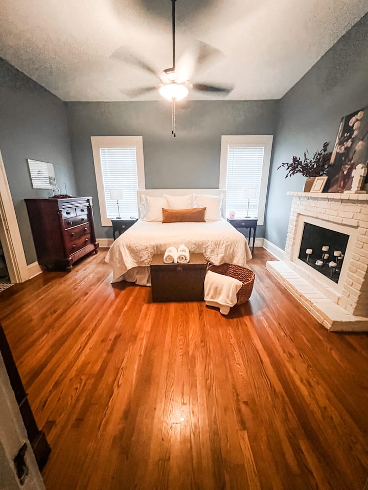 Chumba cha kulala kiko kwenye ghorofa ya kwanza na kina bafu kwenye chumba chenye bafu. Kitanda aina ya king ni kitanda chenye idadi nzuri sana ya kulala. Unaweza kuzoea upendavyo kwa kutumia rimoti.