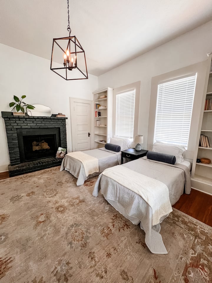 Chumba hiki cha kulala kiko kwenye ghorofa ya kwanza na kina vitanda viwili ndani yake. Hiki ndicho chumba cha kulala pekee kisicho na bafu la chumba.  