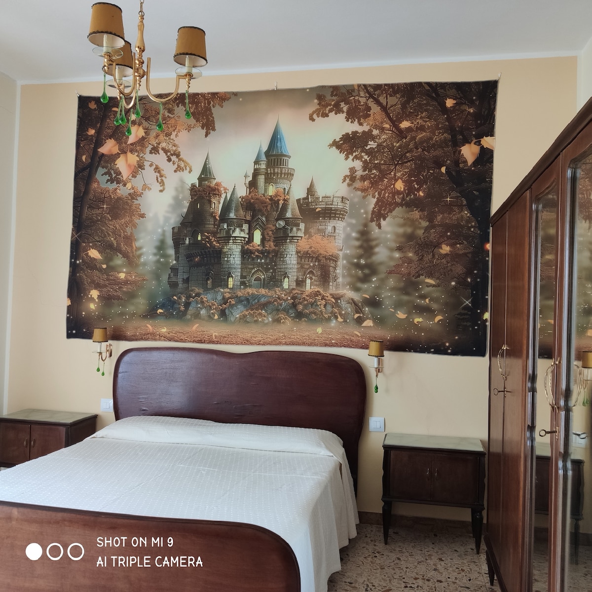 Desde esta habitación, el acceso al baño está inmediatamente a la derecha cuando sales por la puerta, sin tener que cruzar el pasillo.