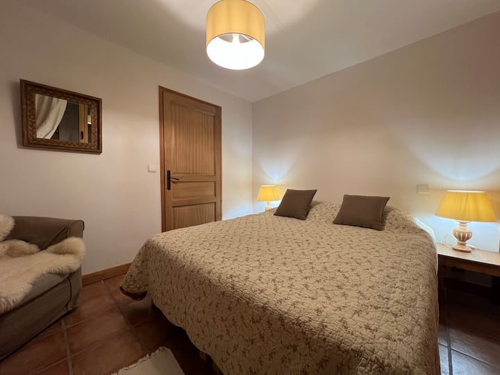 SPAVAĆA SOBA NA PADINAMA 
Krevet 160x200
Pogled na planinu 