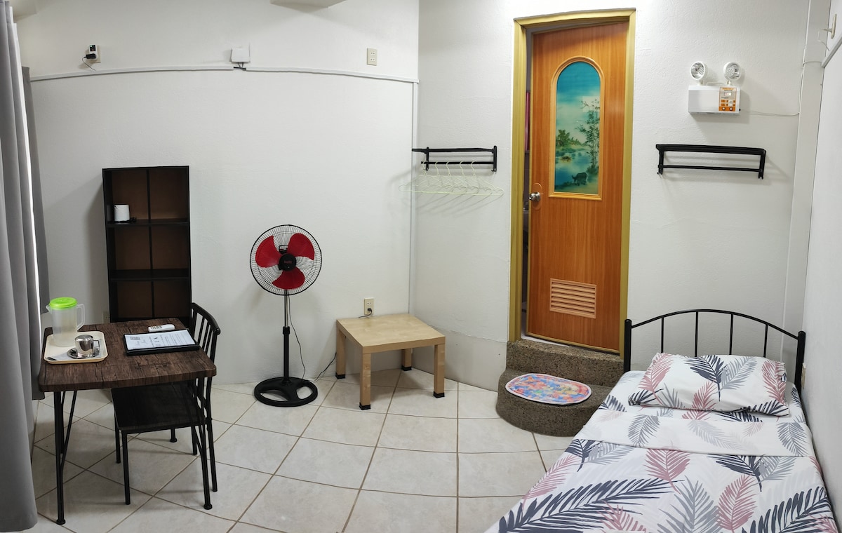 111号房间，配备单人床、空调+立式风扇、无线网络路由器（无电视）