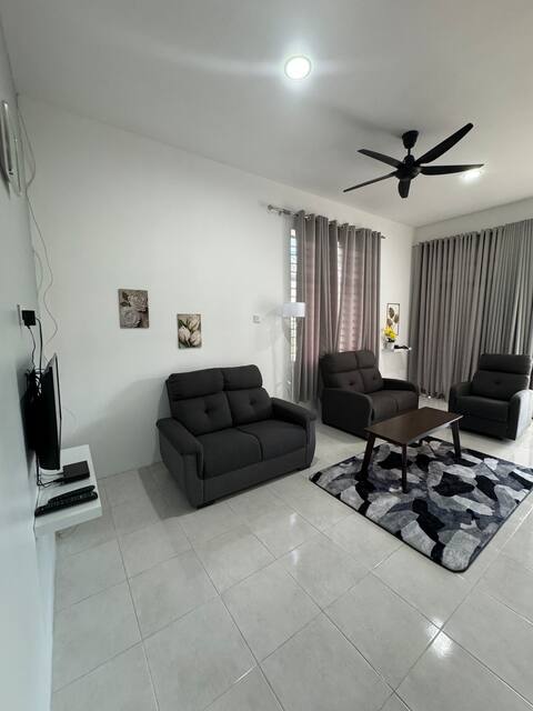 Saujana Putra Guest House - 3 Bedrooms & 3 Airconditioners