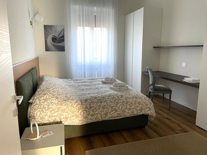 مرتبة فندقية عالية الجودة. 
مساحة عمل واسعة ومريحة! 