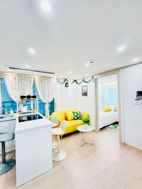 [Open Sale] New 2 rooms, 3 people/1 minute from Seokchon Station/Beam projector, 80-inch screen/KSPO, Jamsil Lotte World