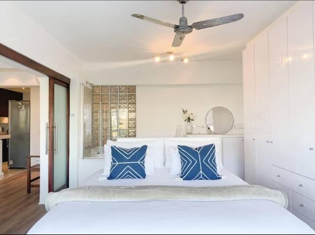 Stylish Seaside Retreat with Spectacular Views gallery image 2