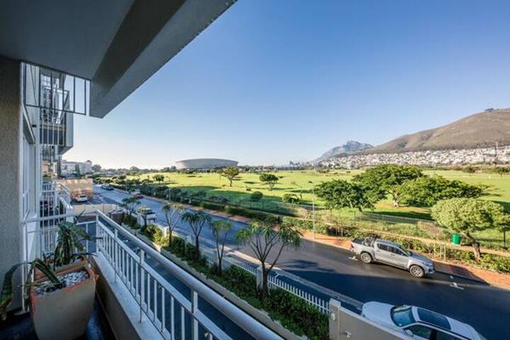 Stylish Seaside Retreat with Spectacular Views gallery image 4