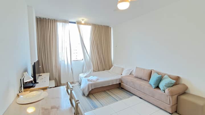 ห้องนั่งเล่นพร้อมสมาร์ททีวีเฟอร์นิเจอร์ใหม่เตียงโซฟา 2 หลังพร้อมฟูกคู่ใหม่