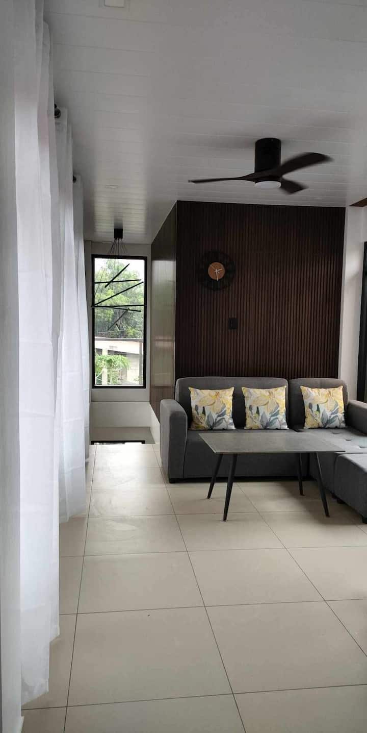 Modern Luxury 4-pax Suite W/ Breakfast Option - San Fernando