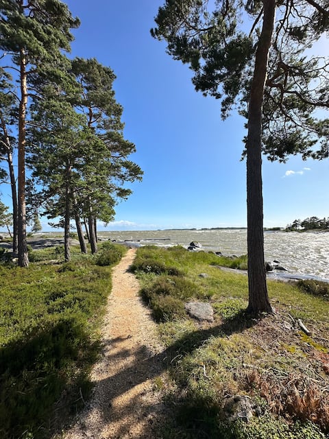 Private house with hot tub in archipelago environment