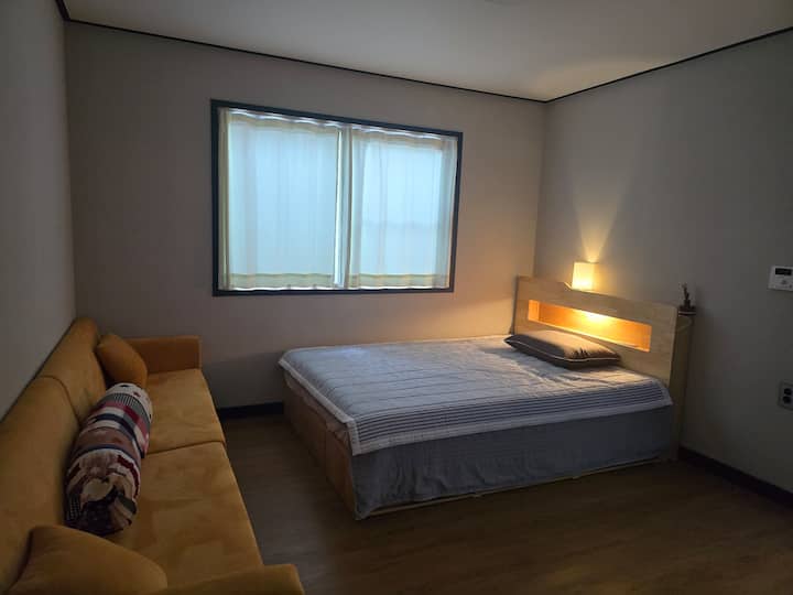 Il y a un lit queen dans la chambre principale, donc vous pouvez dormir assez pour deux personnes.