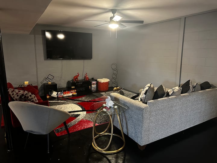 Private Floor; 2 Bedrooms, Living/dining/kitchen - Tuscaloosa, AL