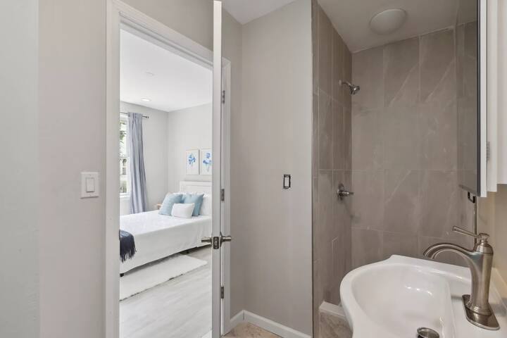 Spacious 4BR/3BATH Apt in Newark (washer/dryer) gallery image 5