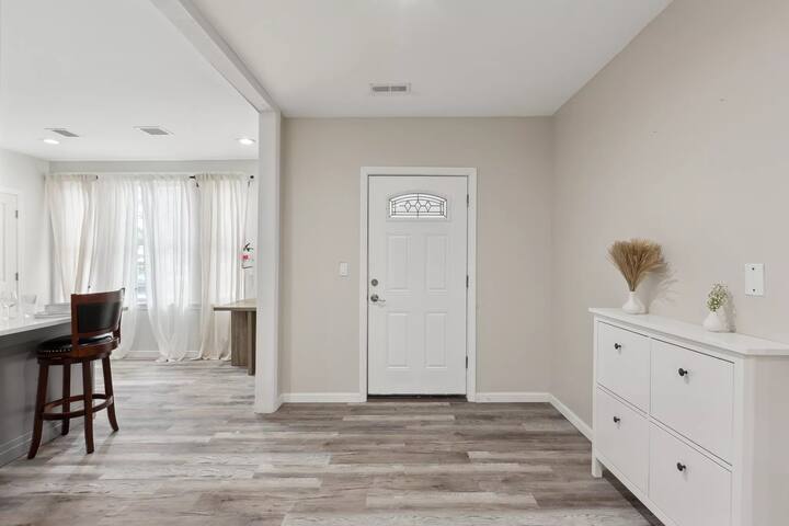 Spacious 4BR/3BATH Apt in Newark (washer/dryer) gallery image 4