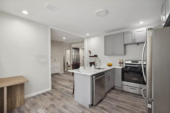 Spacious 4BR/3BATH Apt in Newark (washer/dryer)