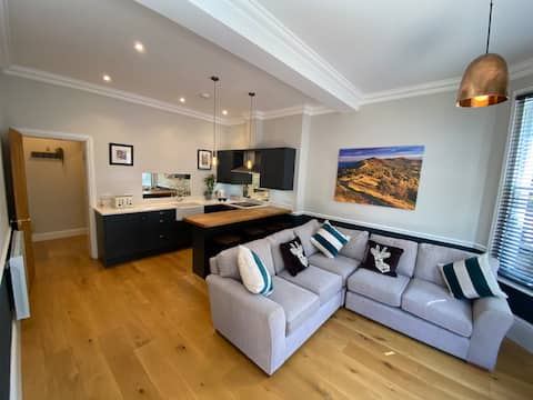 Successful Airbnb property: Central Malvern gem with courtyard+ parking. in Malvern