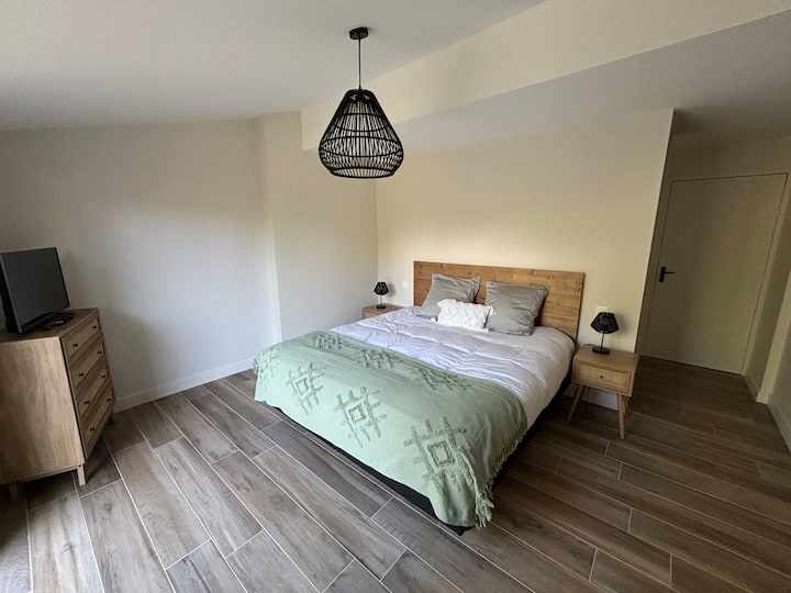 Situado en la planta baja el dormitorio 1 está equipado con una cama King size (180X200 con colchón de calidad hotelera) y un baño contiguo sábanas y un kit de dos toallas por persona forman parte de nuestra oferta. 