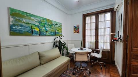Popular Airbnb listing: Recoleta Art Design in Comuna 1
