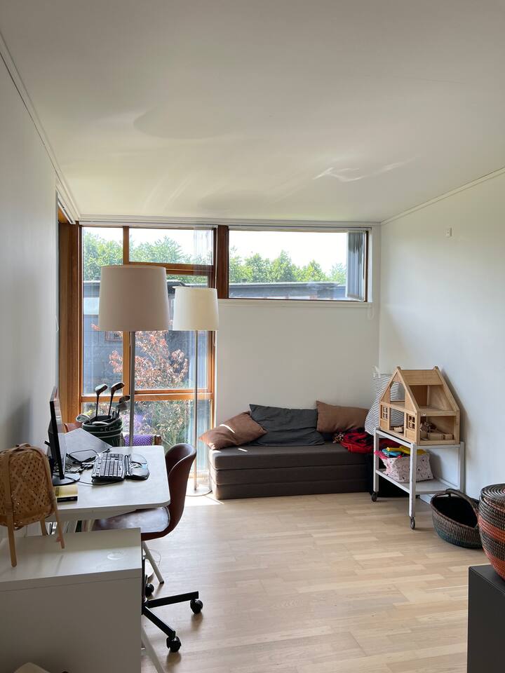 Een kleine open woonkamer die de kinderen soms gebruiken om tv te kijken. Er is hier ook een werkplek (zie de werkplekafbeelding). 

Het opklapbare matras is 160*200 (het bruine aan de linkerkant van het raam).  