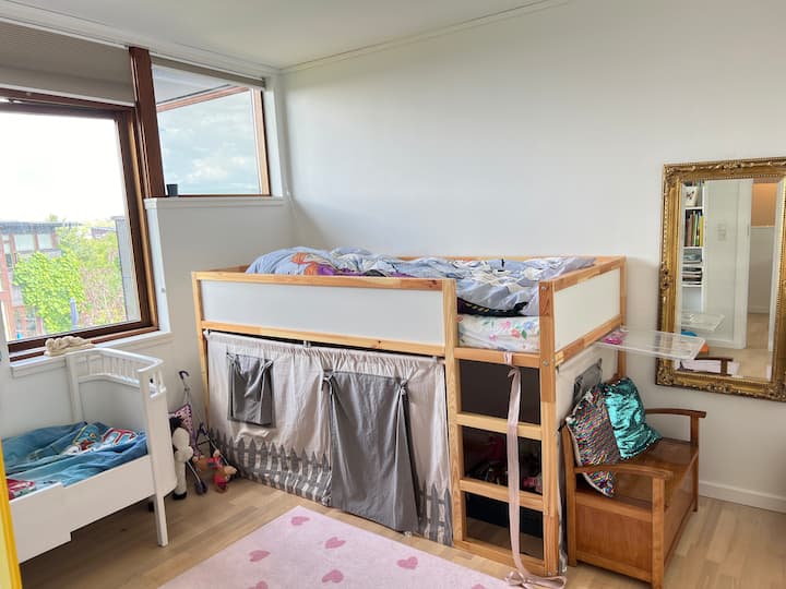 Het junior bed is nu verplaatst naar de kamer voor volwassenen, maar kan gemakkelijk worden teruggeplaatst als de kinderen samen moeten slapen. 

Twee matrassen.
Je kunt met al het speelgoed spelen - zorg er gewoon voor :)