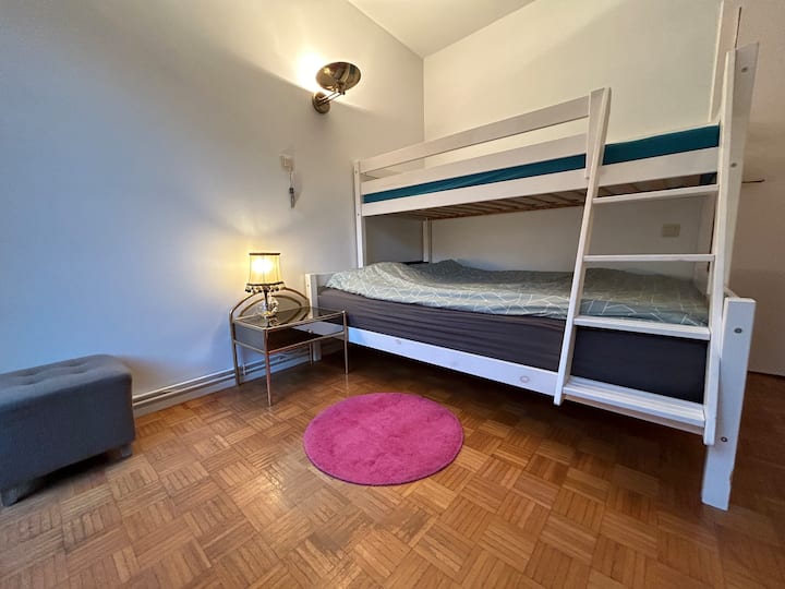 Vitanda vinatengenezwa unapowasili. 
Ina kitanda cha ghorofa 3 na kitanda cha kusafiri (kilichowekwa kwa ombi)
Sehemu nyingi za nje zinazotolewa na kitanda.
