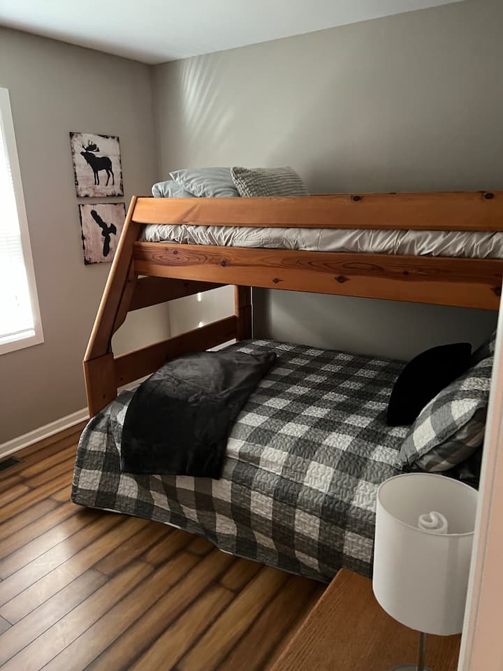 Poschodová posteľ, šatník 