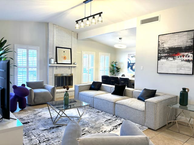 Vacation Home w Pool & Hot Tub 2.6 mile to Strip