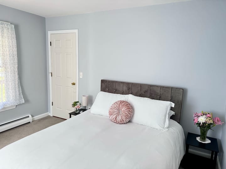 Najsunčaniji od tri spavaće sobe s udobnim bračnim krevetom