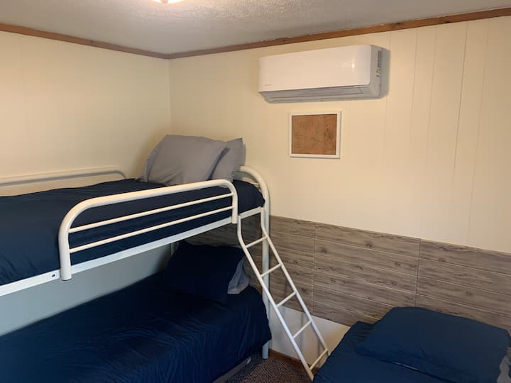 3 מיטות זוגיות, עם יחידת מיזוג אוויר/חימום 