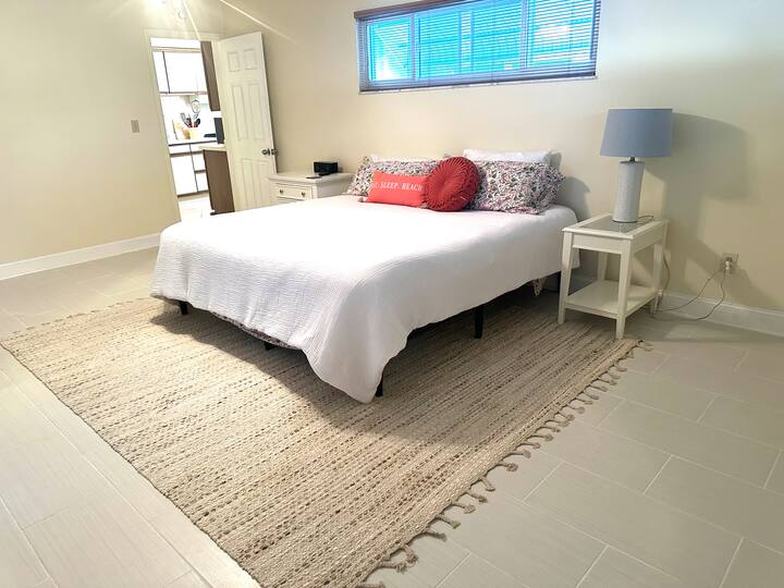 จมลงในเตียงปรับขนาดคิงไซส์ที่สะดวกสบายนี้ คุณจะละลายในนาทีที่คุณนอนลง 
ห้องนอนนี้มีขนาดใหญ่มาก 