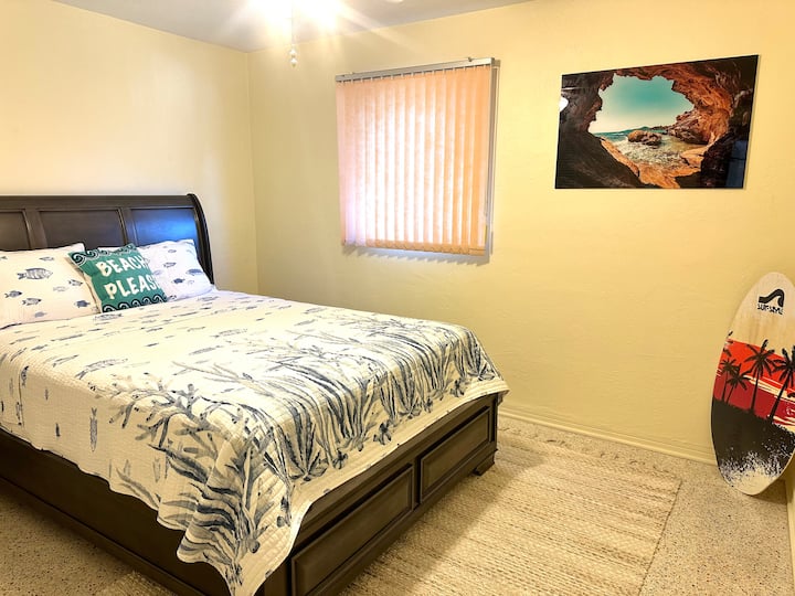 เตียงควีนไซส์ที่สะดวกสบายพร้อมตู้เสื้อผ้าขนาดใหญ่ 