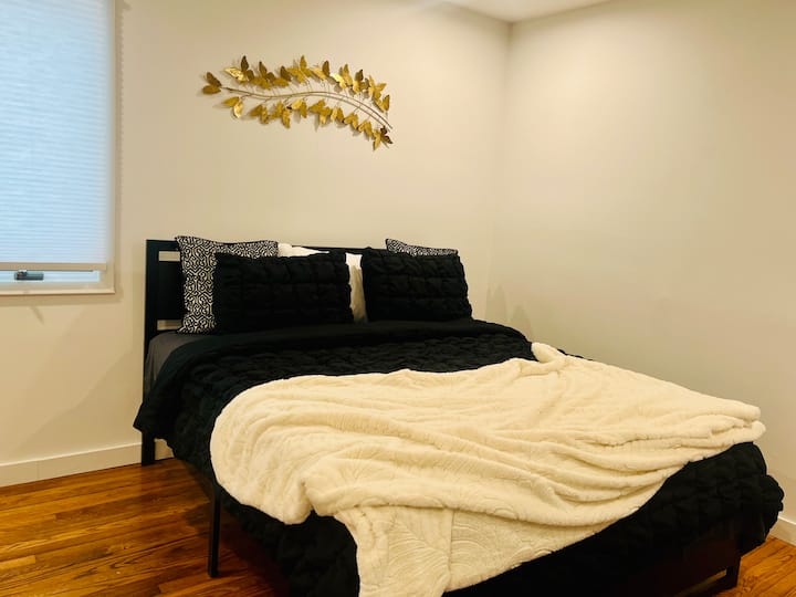 Krevat dopio "queen" me një komodinë, dritare të madhe, hapësirë të bollshme në dollap dhe televizor.