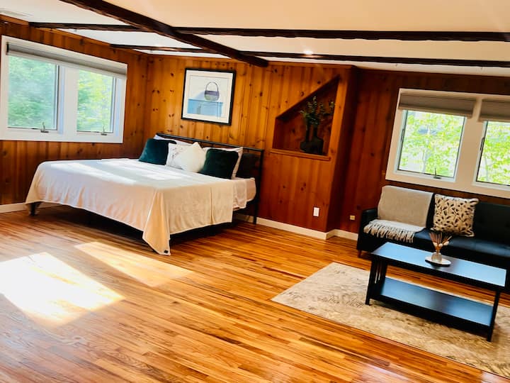 Relaksohu në këtë dhomë gjumi kryesore të rehatshme, si në kabinë, me një krevat dopio "king", një divan krevat dhe pamje të bukura me pemë. Shijo hapësirën e bollshme të dollapit dhe komodinën, një televizor për argëtim dhe komoditetin e një banje private ngjitur.