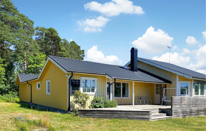 Cozy home in Löttorp with WiFi