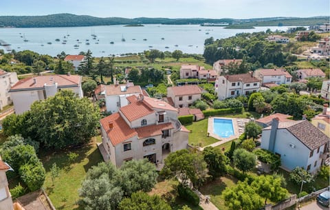 Beautiful apartment in Medulin with swimming pool