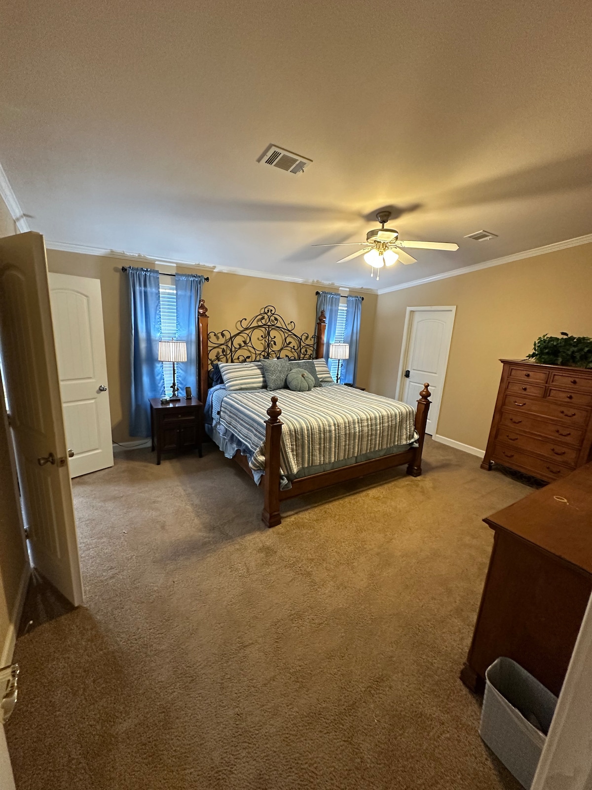 主卧配备加大双人床