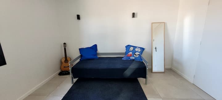Velika spavaća soba, sofa, radni stol, veliki ormar.