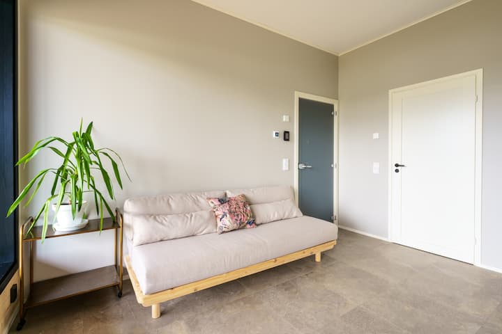 ห้องระบายความร้อนพร้อมซาวน่าและห้องน้ำพร้อมโซฟาแบบยืดได้ ห้องพักยังเข้าถึงด้านนอกได้โดยตรงเพื่อชื่นชมทิวทัศน์แม่น้ำที่สวยงาม