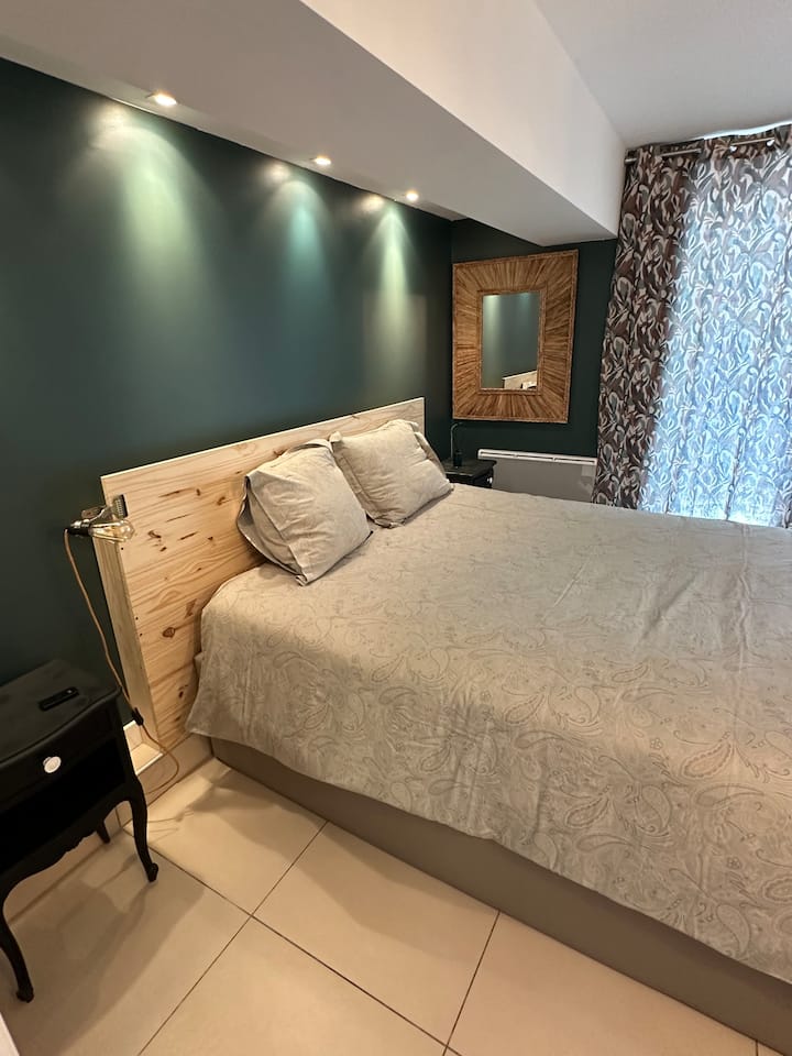 Krevat 160x200 me dyshek hibrid Emma. Magazinimi në dhomën e gjumit. 