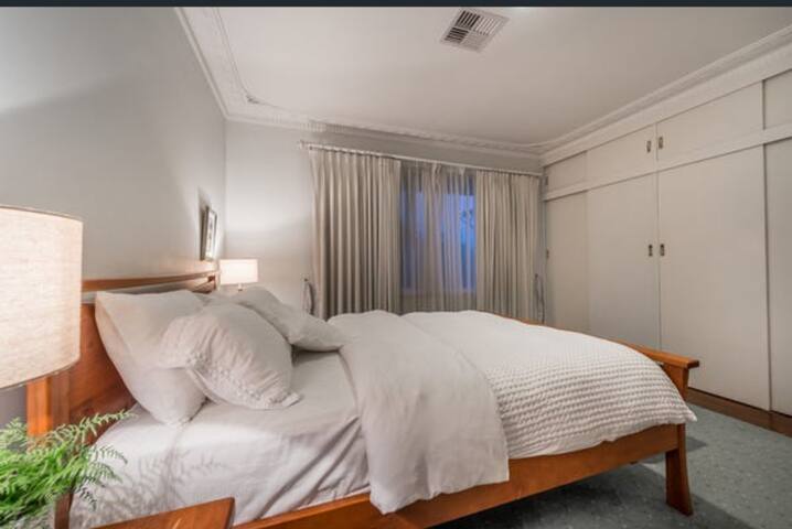 City views, cosy home with pool gallery image 4