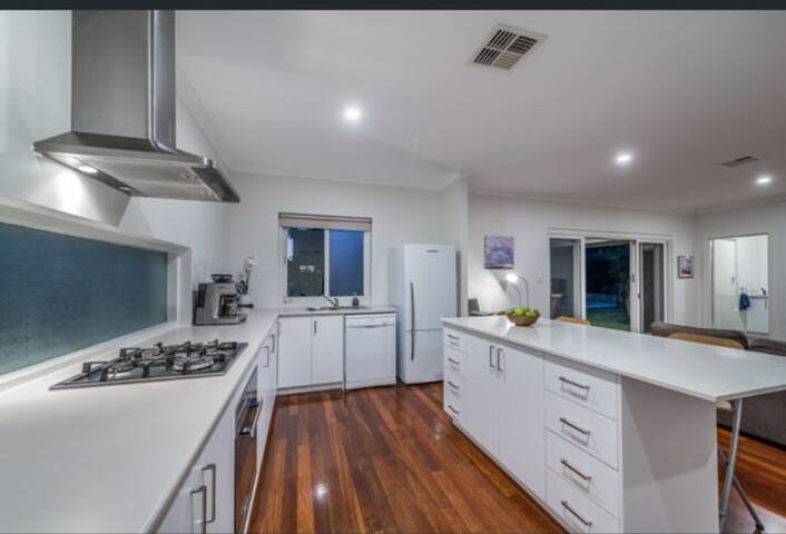 City views, cosy home with pool gallery image 3