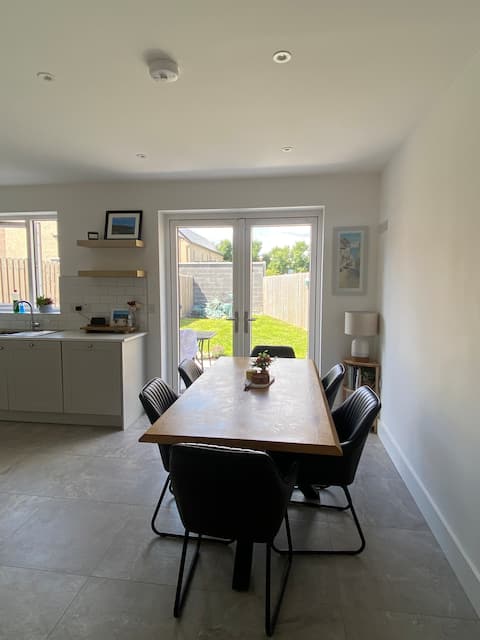 Spacious 2 bedroom house with garden