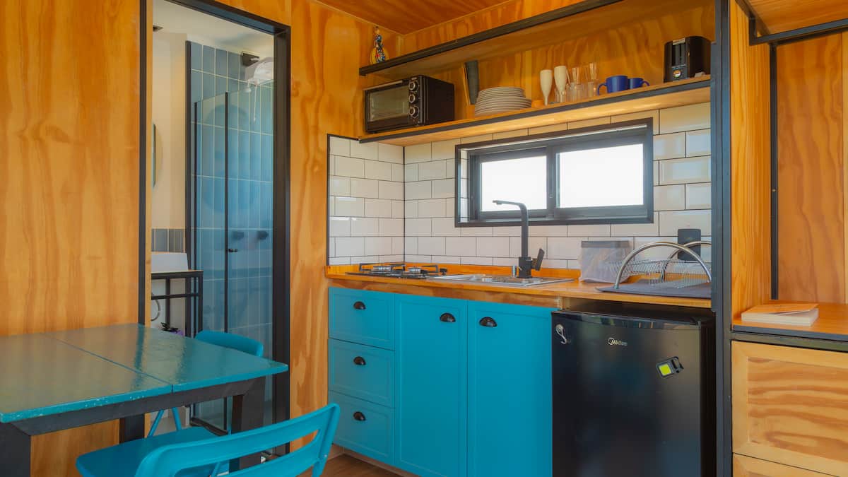 Cozinha equipada da cabana com vista pela janela
