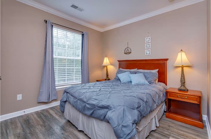 Spavaća soba s bračnim krevetom ima sjenila za zamračivanje prostorija i pametni TV. 