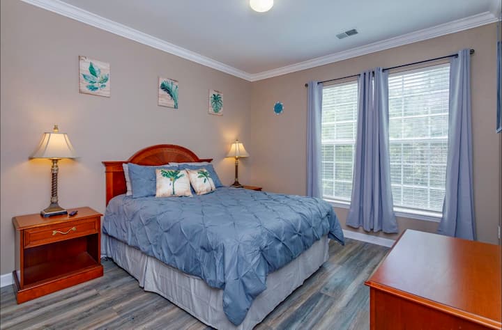 Glavna spavaća soba ima sjenila za zamračivanje prostorija i pametni TV. Priključeni su kupaonica s WC-om i velikodušnim ormarom. 