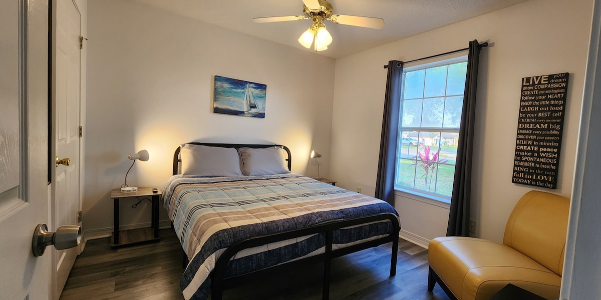 Oddýchnite si v pokojnej spálni s manželskou posteľou, vlastnou kúpeľňou, dostatočným priestorom v skrini a stropným ventilátorom pre vaše pohodlie. Oddýchnite si so svojimi obľúbenými reláciami na televízore Roku v izbe.