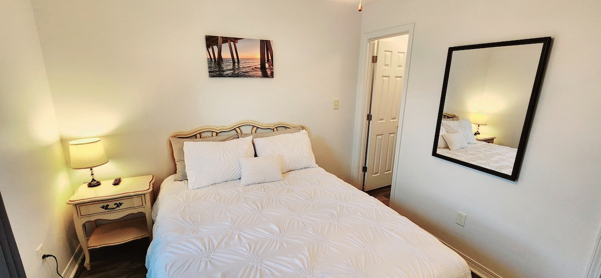 Ubytujte sa v útulnej spálni s pohodlnou manželskou posteľou, vlastnou kúpeľňou, priestrannou skriňou a stropným ventilátorom. Vychutnajte si svoje obľúbené programy na pohodlnom televízore Roku v izbe.