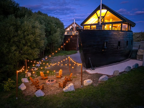 Unique Boat Shaped House at Lakefront #instaWORTH