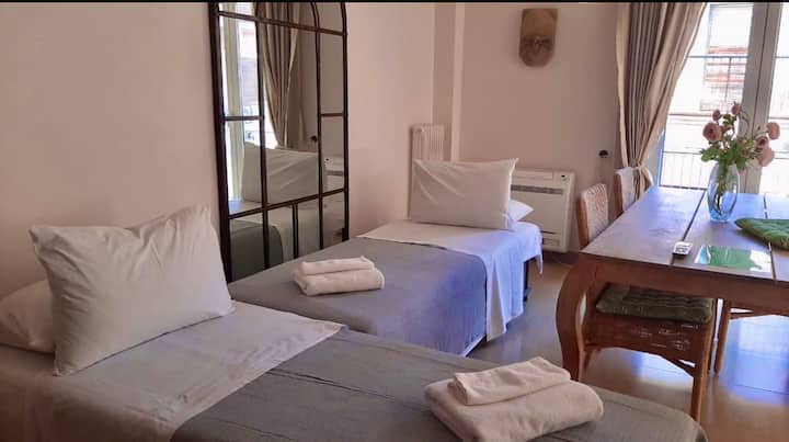 Als we meer dan twee gasten ontvangen, bereiden we twee eenpersoonsbedden voor.