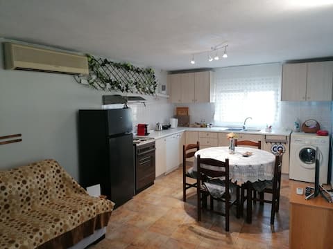 Popular Airbnb listing: Pomegranate Seaside Corner in Δήμος Κομοτηνής