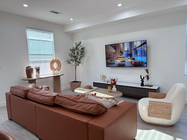 Charming home with Private Patio & Garage